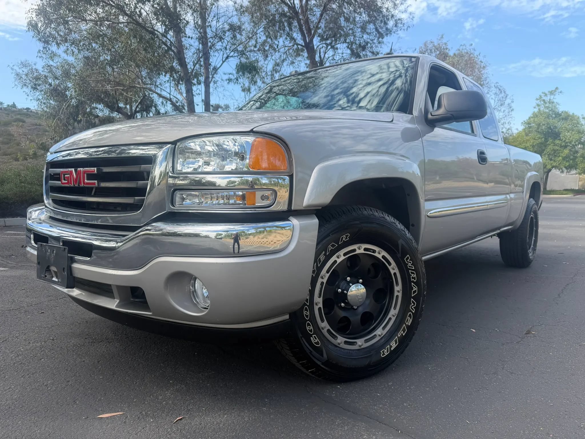 Used 2005 GMC Sierra 1500 SLE w/ Light Duty Power Package AWD/4WD image 1