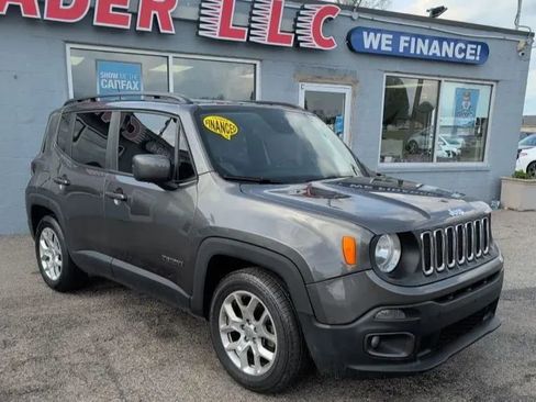 Used 2018 Jeep Renegade Latitude w/ Cold Weather Group FWD image 2