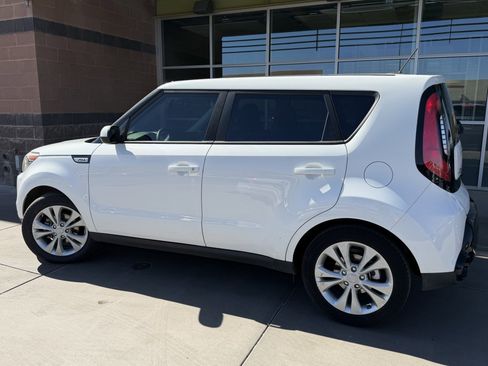Used 2016 Kia Soul + image 5
