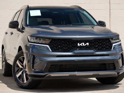 Used 2022 Kia Sorento S w/ Panoramic Sunroof Package FWD image 2