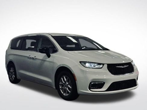 Certified 2024 Chrysler Pacifica Touring-L image 5