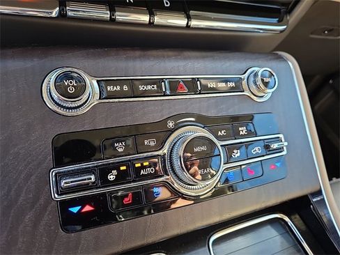 Used 2023 Lincoln Aviator Reserve w/ Equipment Group 201A image 16