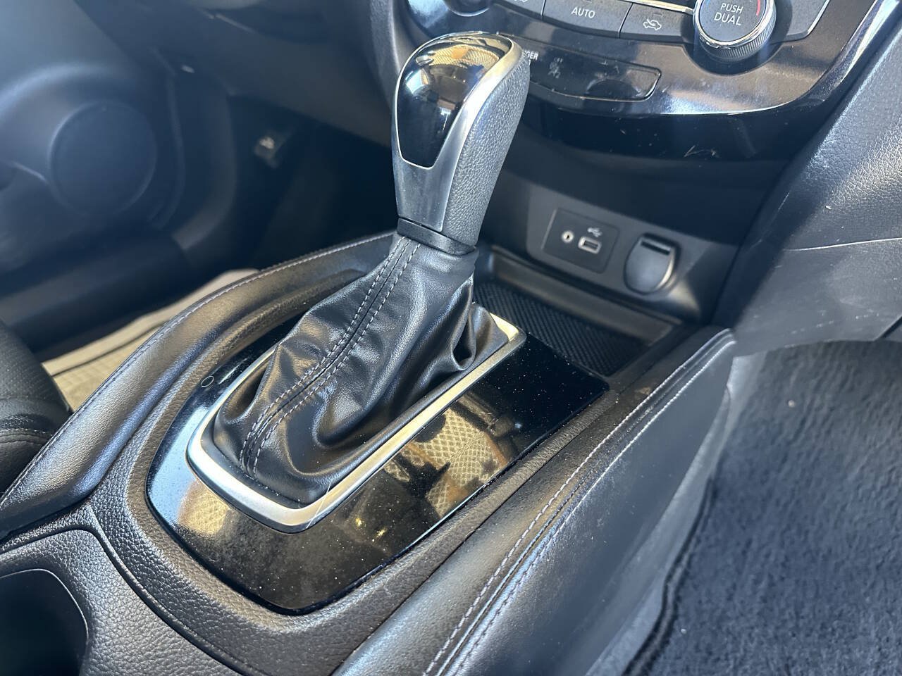 Used 2018 Nissan Rogue SL w/ Premium Package FWD image 13