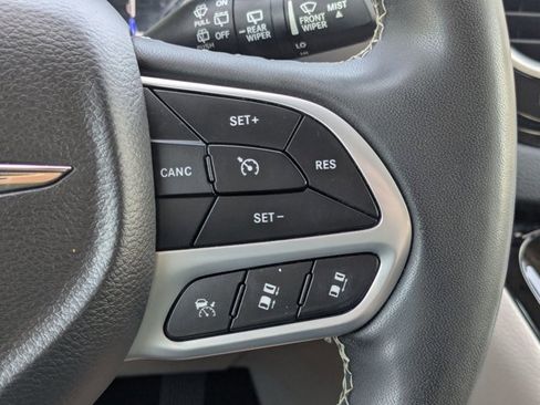 Used 2023 Chrysler Pacifica Touring-L FWD image 5