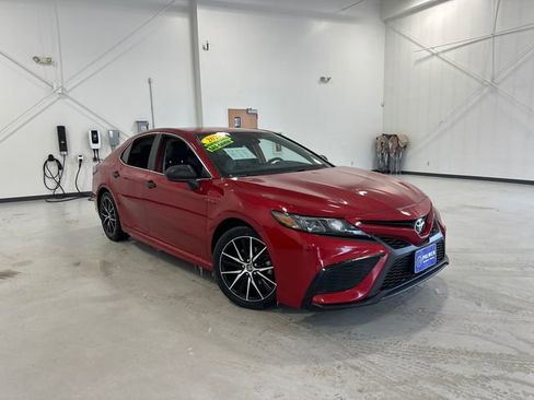 Used 2021 Toyota Camry SE image 4