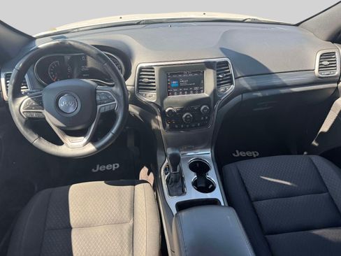 Used 2019 Jeep Grand Cherokee Laredo w/ Security & Convenience Group AWD/4WD image 2