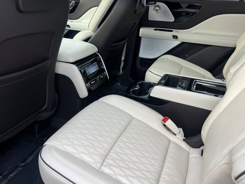 Certified 2023 Lincoln Aviator Black Label Grand Touring w/ Class IV Trailer Tow Package image 12