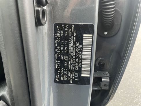 Used 2025 Hyundai Venue SEL image 24