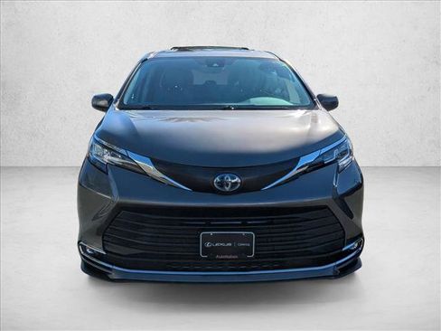 Used 2021 Toyota Sienna XLE image 3