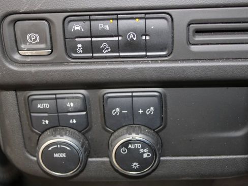 Used 2023 Chevrolet Suburban Premier image 19