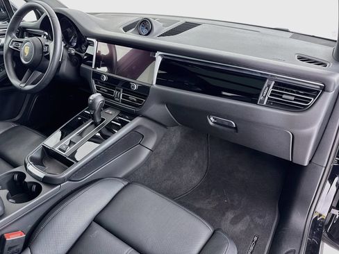 Certified 2025 Porsche Macan AWD/4WD image 31