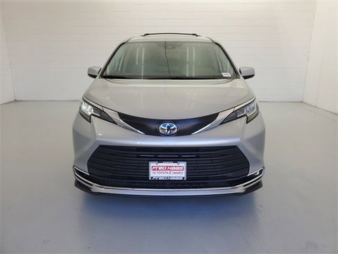 Certified 2023 Toyota Sienna XLE image 4
