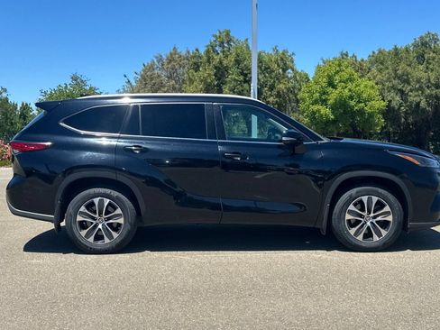 Used 2022 Toyota Highlander XLE AWD/4WD image 3