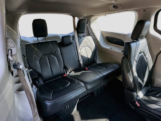 Used 2018 Chrysler Pacifica Touring-L w/ Tire & Wheel Group FWD image 27