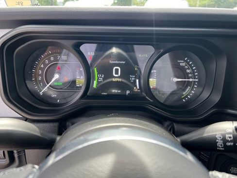Used 2025 Jeep Wrangler Unlimited Sahara w/ Safety Group AWD/4WD image 30