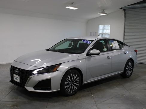 Used 2023 Nissan Altima 2.5 SV image 4