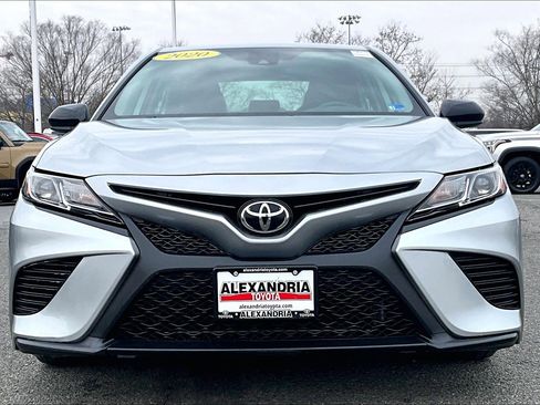 Used 2020 Toyota Camry SE image 3