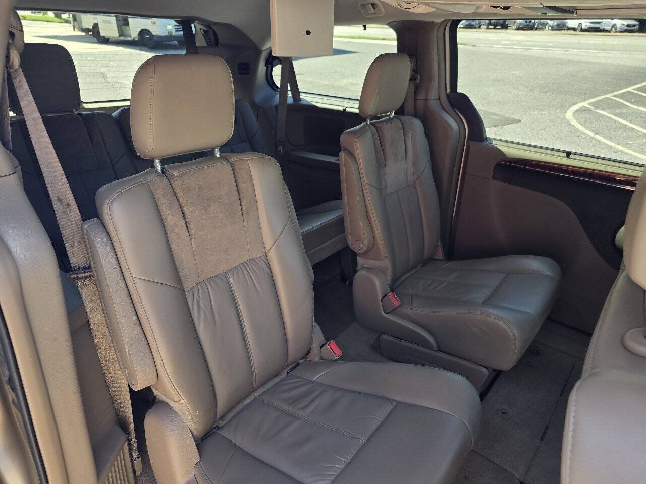 Used 2015 Chrysler Town & Country Limited Platinum FWD image 30