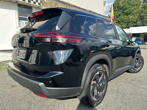 Used 2024 Nissan Rogue SV FWD image 4