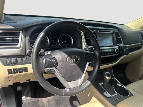 Used 2017 Toyota Highlander Limited Platinum w/ Preferred Accessory Package AWD/4WD image 10