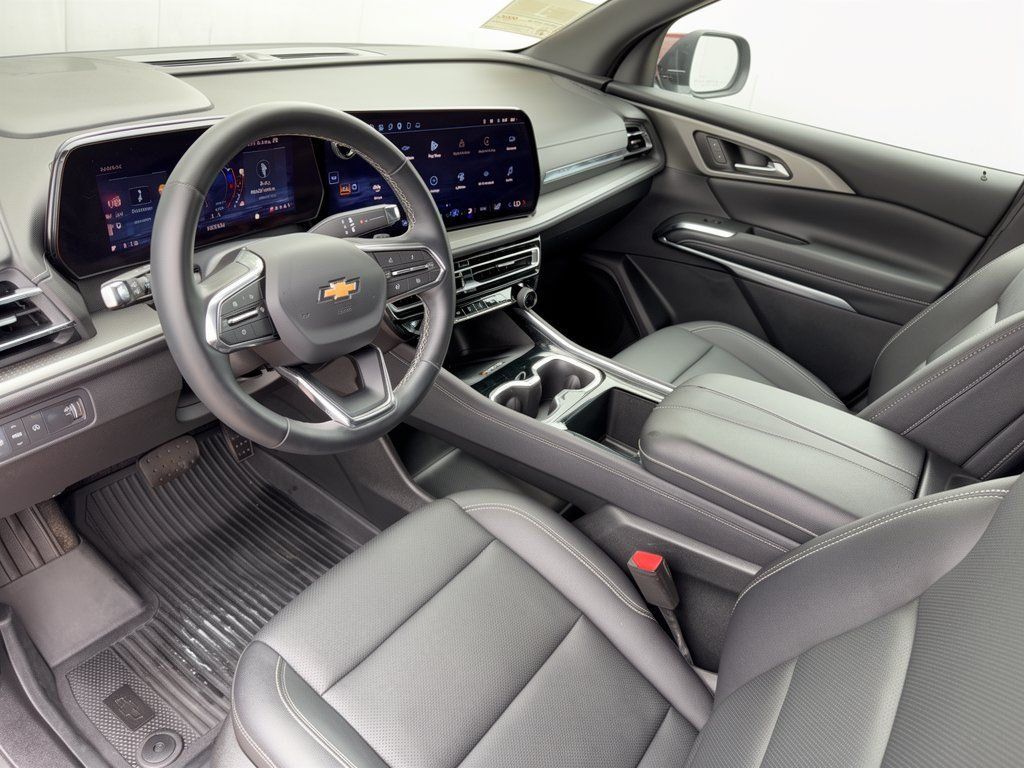 Used 2025 Chevrolet Traverse LT w/ LPO, Floor Liner Package FWD image 4