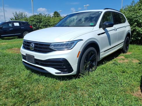 Used 2024 Volkswagen Tiguan SE R-Line AWD/4WD image 3