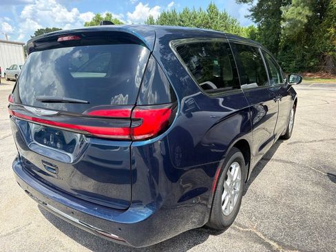 Used 2023 Chrysler Pacifica Touring-L FWD image 3