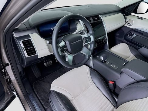 Used 2025 Land Rover Discovery Dynamic SE AWD/4WD image 9