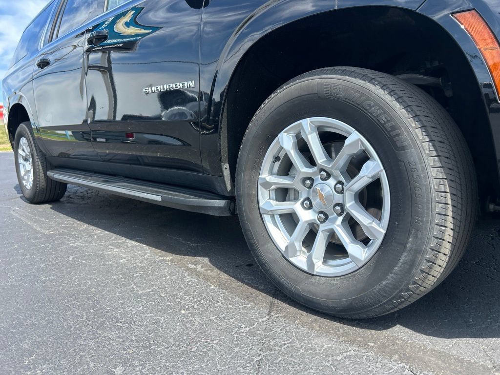Used 2025 Chevrolet Suburban LT AWD/4WD image 11