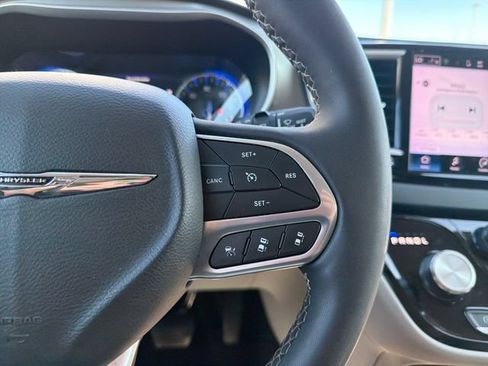 Used 2023 Chrysler Pacifica Touring-L FWD image 15