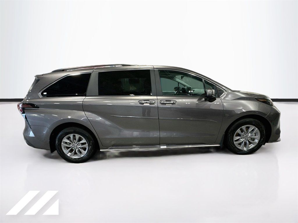 Used 2024 Toyota Sienna XLE AWD/4WD image 4