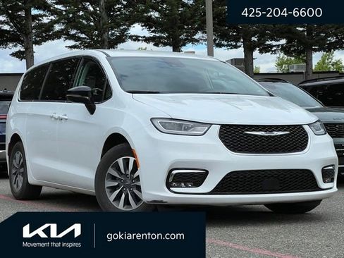 Used 2024 Chrysler Pacifica Limited FWD image 1