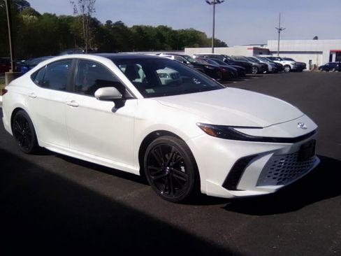 Used 2025 Toyota Camry XSE image 1