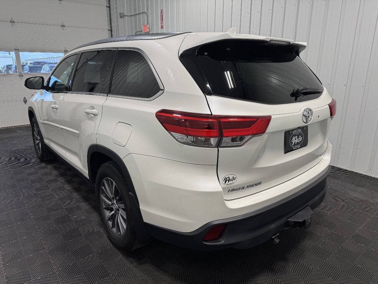 Used 2019 Toyota Highlander XLE AWD/4WD image 4
