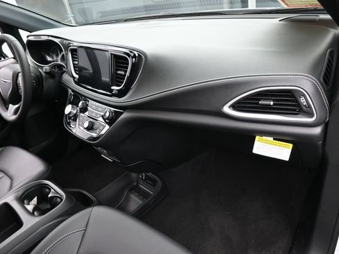 Used 2025 Chrysler Pacifica Select FWD image 40
