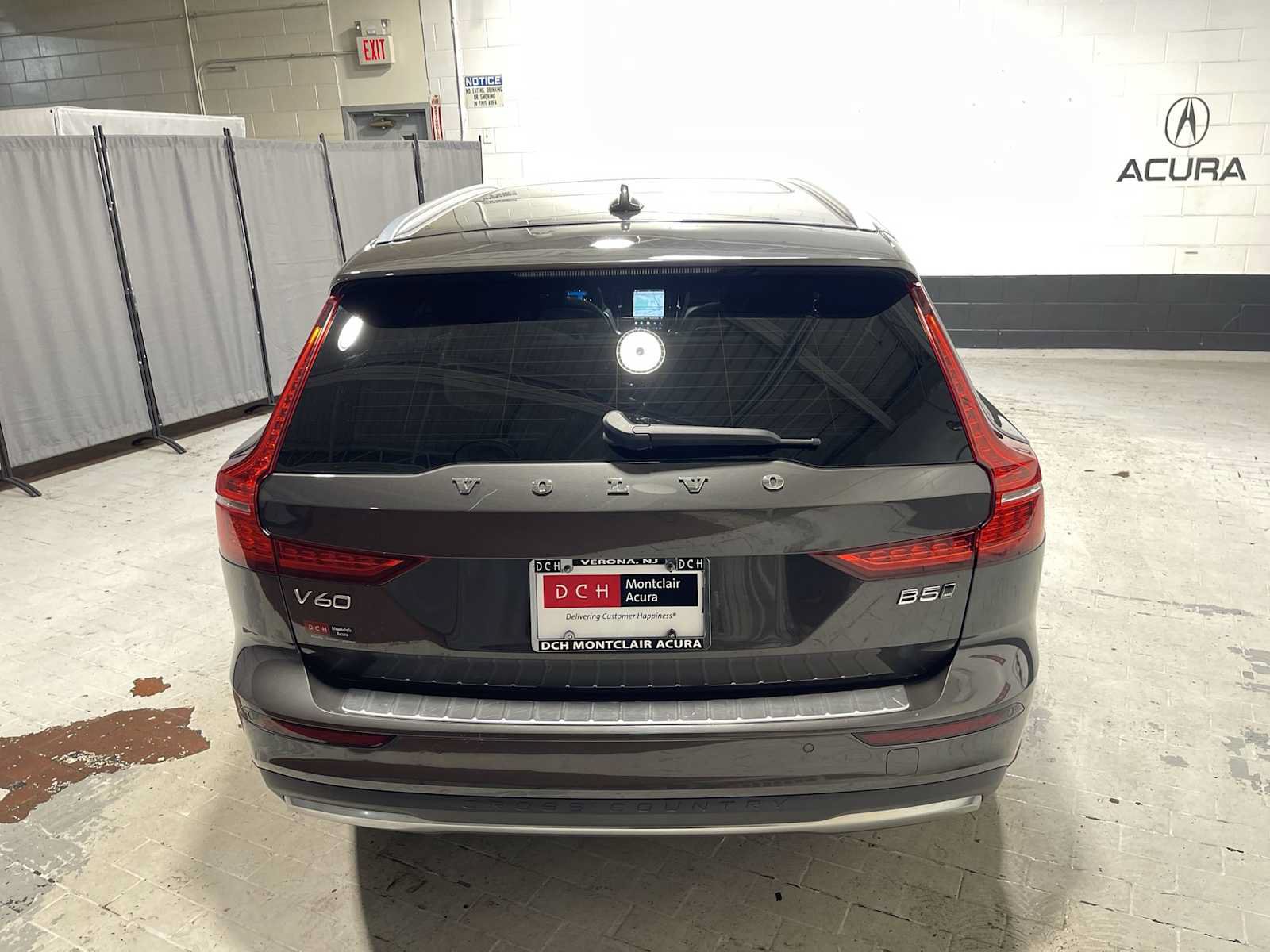 Used 2023 Volvo V60 B5 Cross Country Ultimate w/ Climate Package AWD/4WD image 5