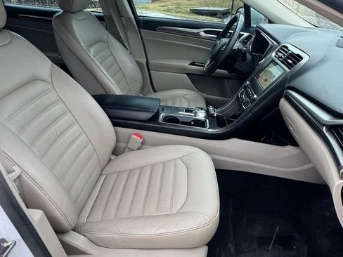 Used 2018 Ford Fusion SE w/ Fusion SE Technology Package FWD image 21