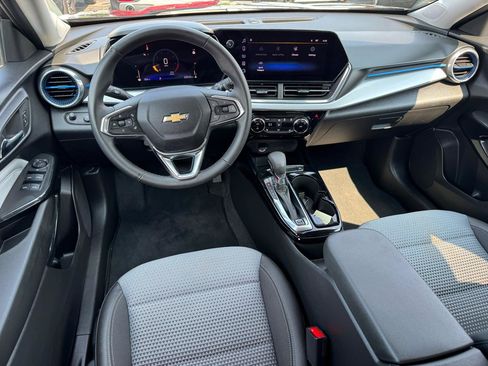 Used 2025 Chevrolet Trax LT w/ LT Convenience Package FWD image 10