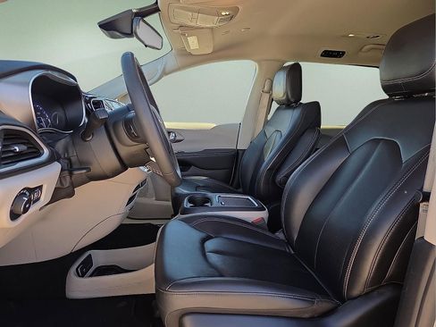 Used 2024 Chrysler Pacifica Touring-L image 15