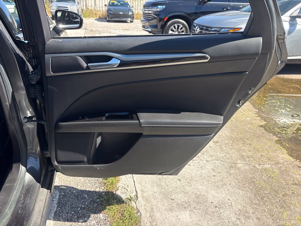 Used 2015 Ford Fusion SE w/ Equipment Group 202A FWD image 19