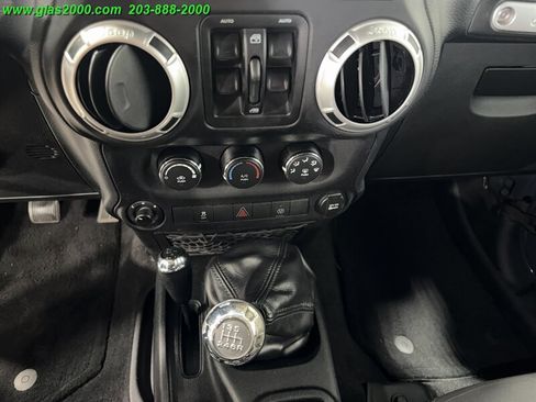 Used 2016 Jeep Wrangler Unlimited Sahara w/ Connectivity Group AWD/4WD image 24