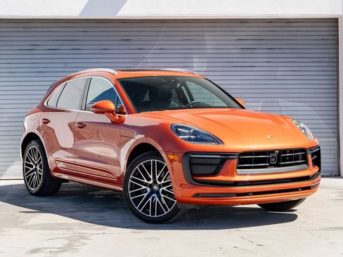 Certified 2025 Porsche Macan AWD/4WD image 10