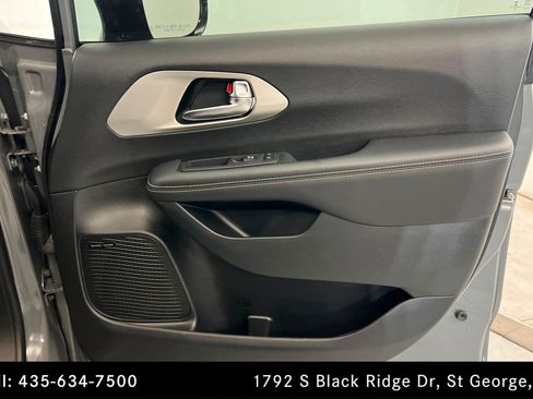 Used 2023 Chrysler Pacifica Limited w/ Uconnect Theater Family Group FWD image 22