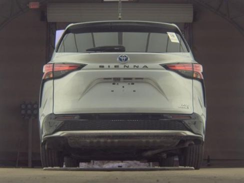 Used 2021 Toyota Sienna XSE image 8