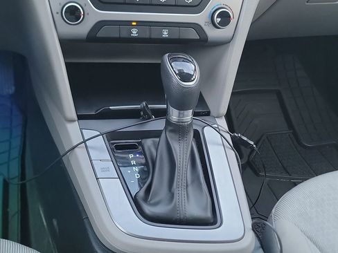 Used 2017 Hyundai Elantra SE image 17