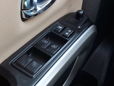 Used 2017 Nissan Titan SV image 29