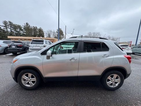 Used 2018 Chevrolet Trax LT w/ LT Convenience Package FWD image 4
