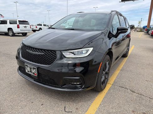 Used 2025 Chrysler Pacifica Limited AWD/4WD image 11