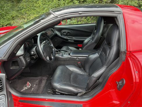 Used 2001 Chevrolet Corvette Coupe w/ Preferred Equipment Group1 RWD image 18