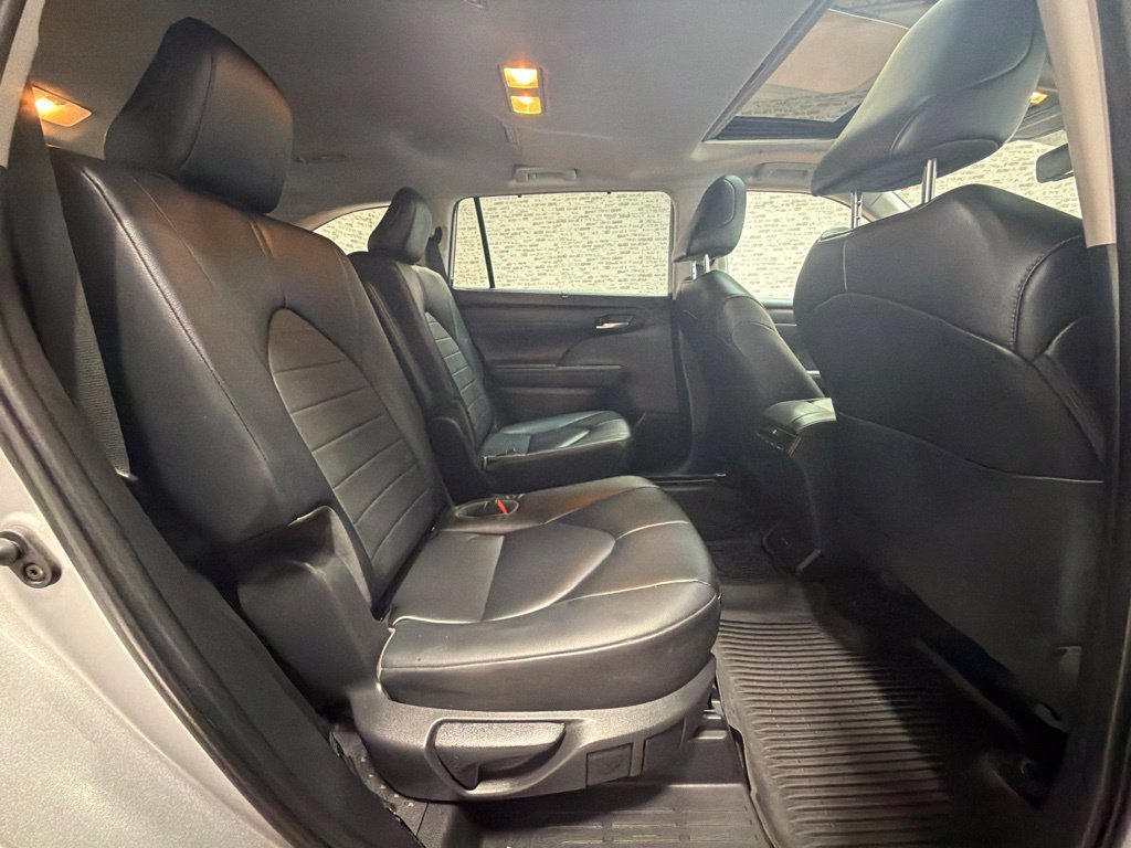 Used 2023 Toyota Highlander XLE FWD image 13